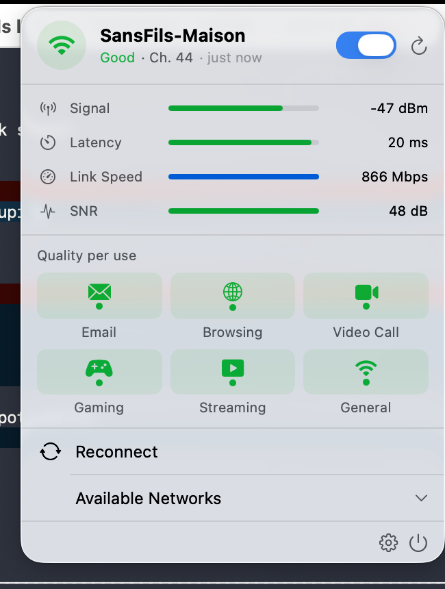 WifiManager menu bar popover showing live signal metrics and per-use quality scores