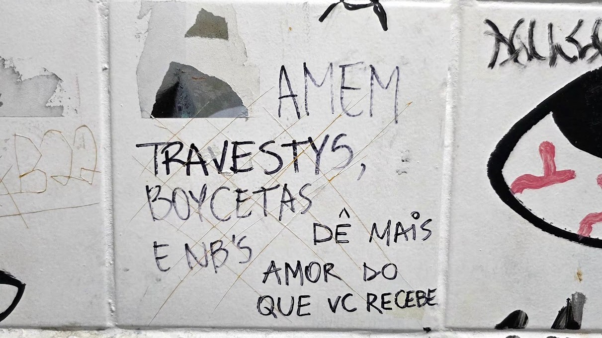 Azulejo de parede escrito: amem travestys, boycetas e nb's dê mais amor do que vc recebe