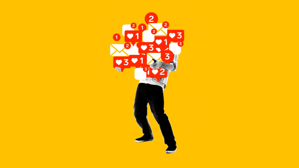 Pessoa em pé sobre fundo amarelo sólido, com o rosto coberto por vários ícones de notificações de redes sociais, incluindo curtidas, mensagens e comentários.