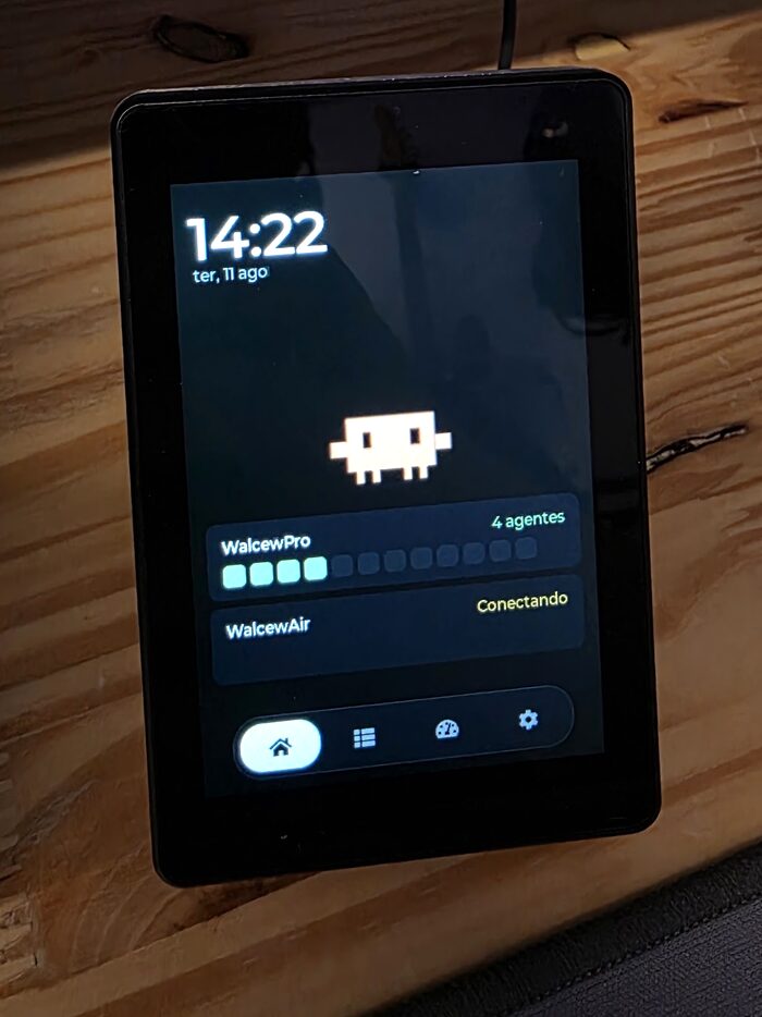 Home screen: clock, mascot and per-host heatmap