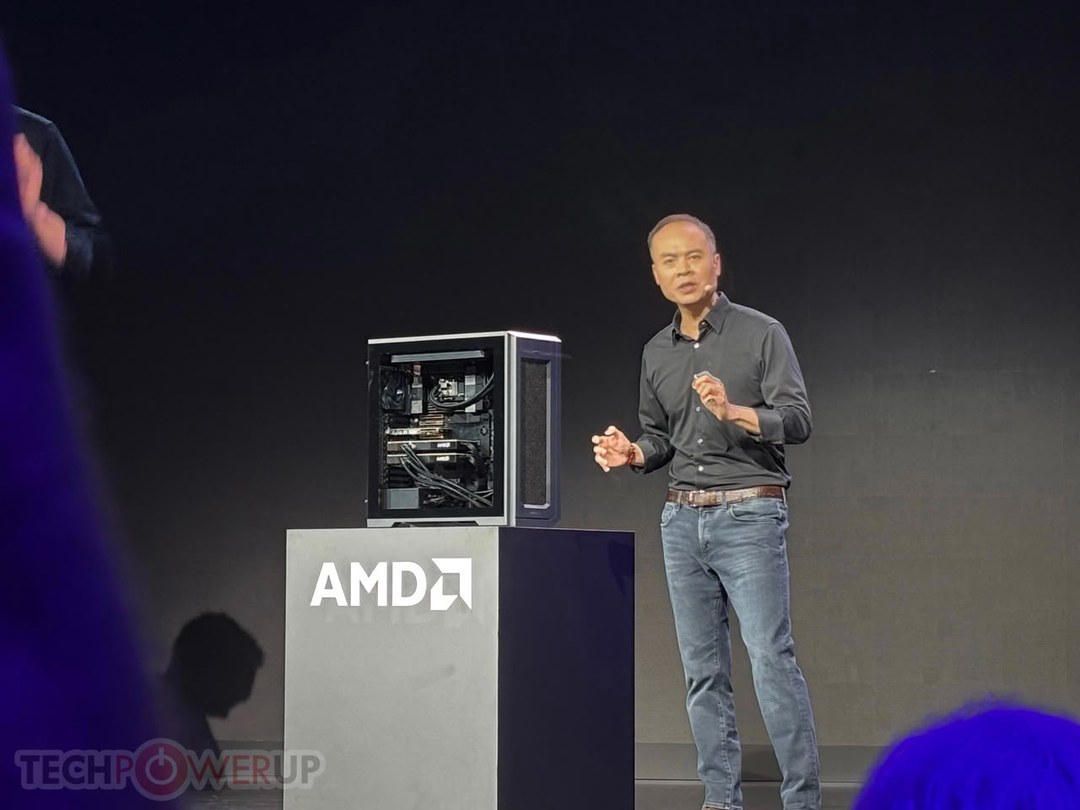 Presenter with the Halo Station system on the IFA stage