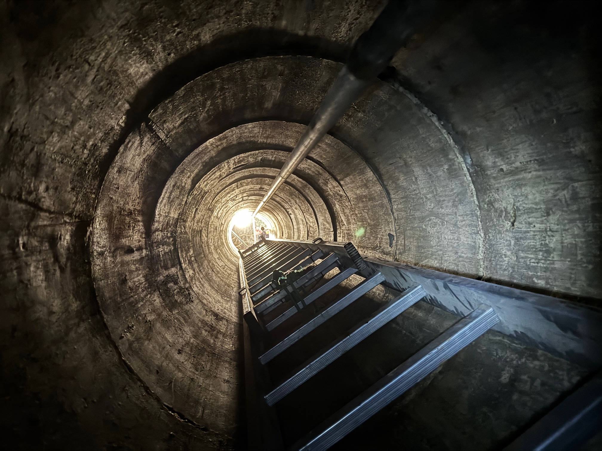 Tradycyjna studnia z kamienną obudową