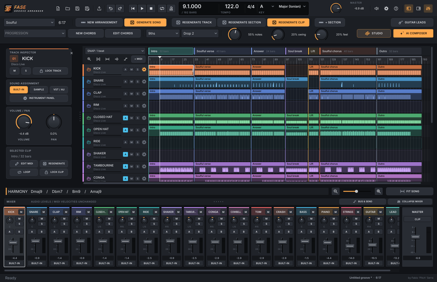 Fase Groove Arranger: interfaccia con tracce e sezioni del brano