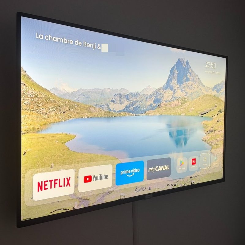 TV TCL après : écran d'accueil Zen Home avec photo de paysage et dock
