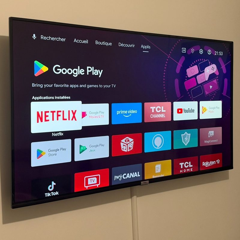 TV TCL avant : accueil Google TV chargé de pubs et d'applis