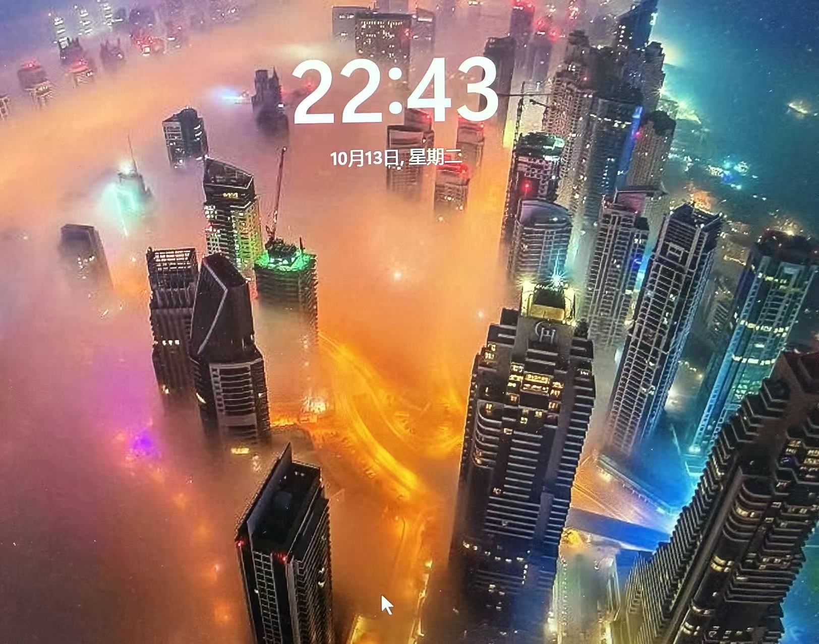 The computer's lock screen at the same 22:43: across the screen there is only the clock 22:43 and the date 10月13日，星期二, with no taskbar and no windows visible — a city-at-night photo behind them