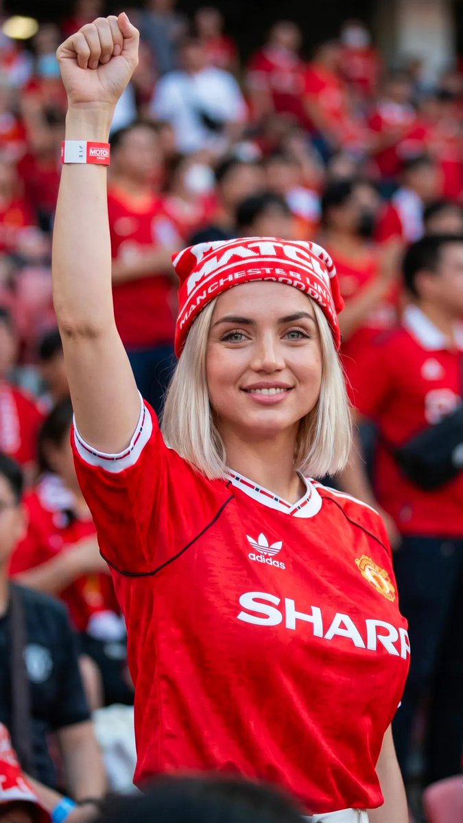 Product Marketing - Vintage Manchester United Fan Editorial