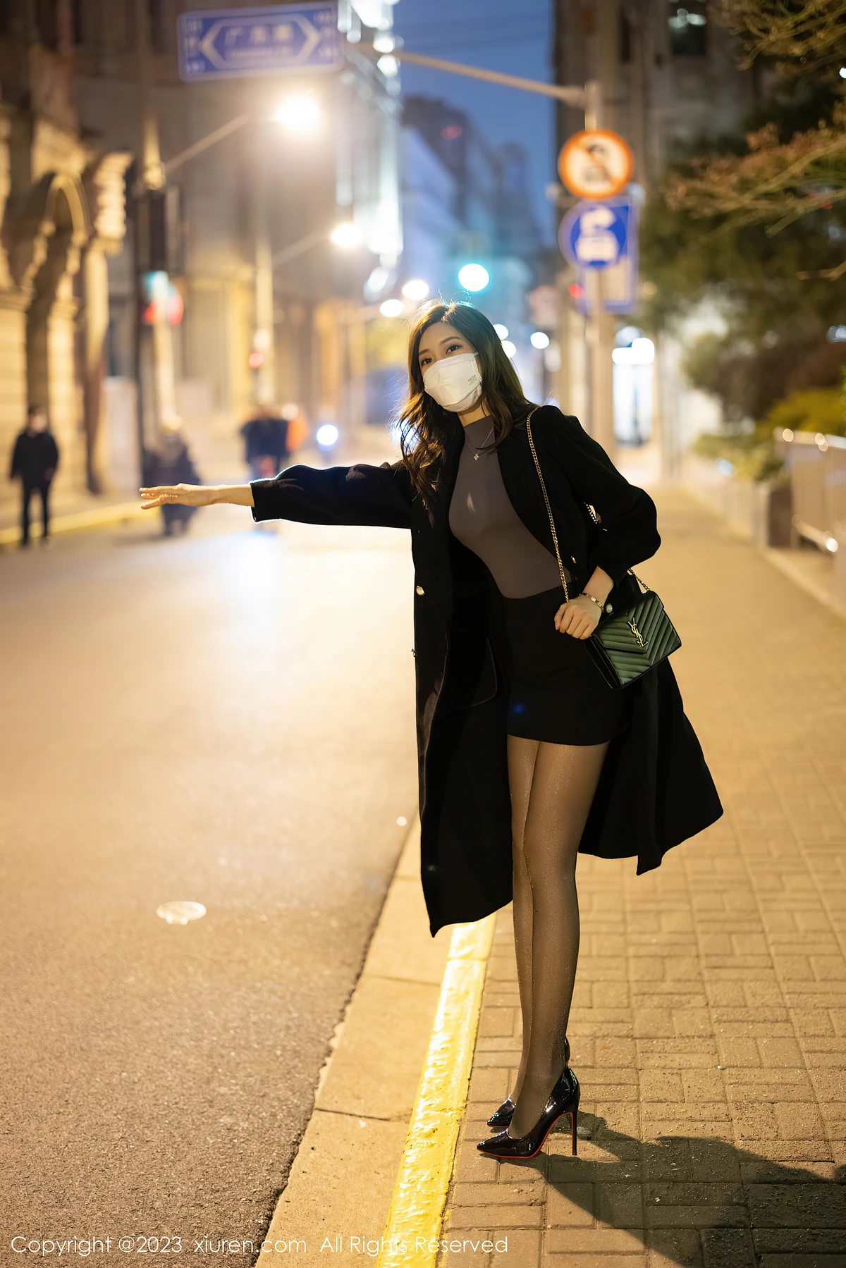 XiuRen No.6395绮里嘉ula：F杯曲线+魅惑黑丝，把27岁的美焊在镜头里！ - 4