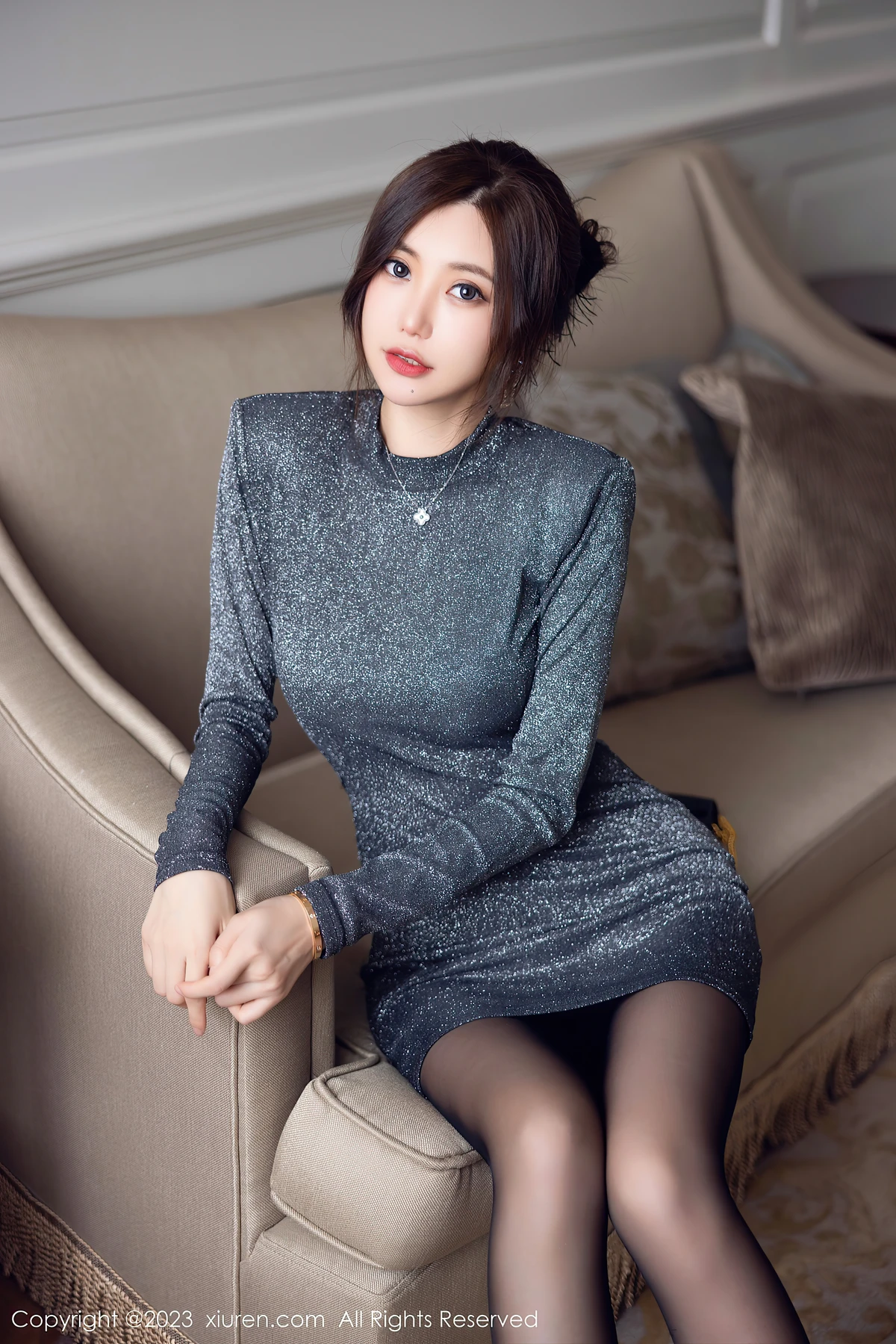 XiuRen No.6431绮里嘉ula：灰调魅惑+黑丝杀，76P定格她的心动瞬间 - 6