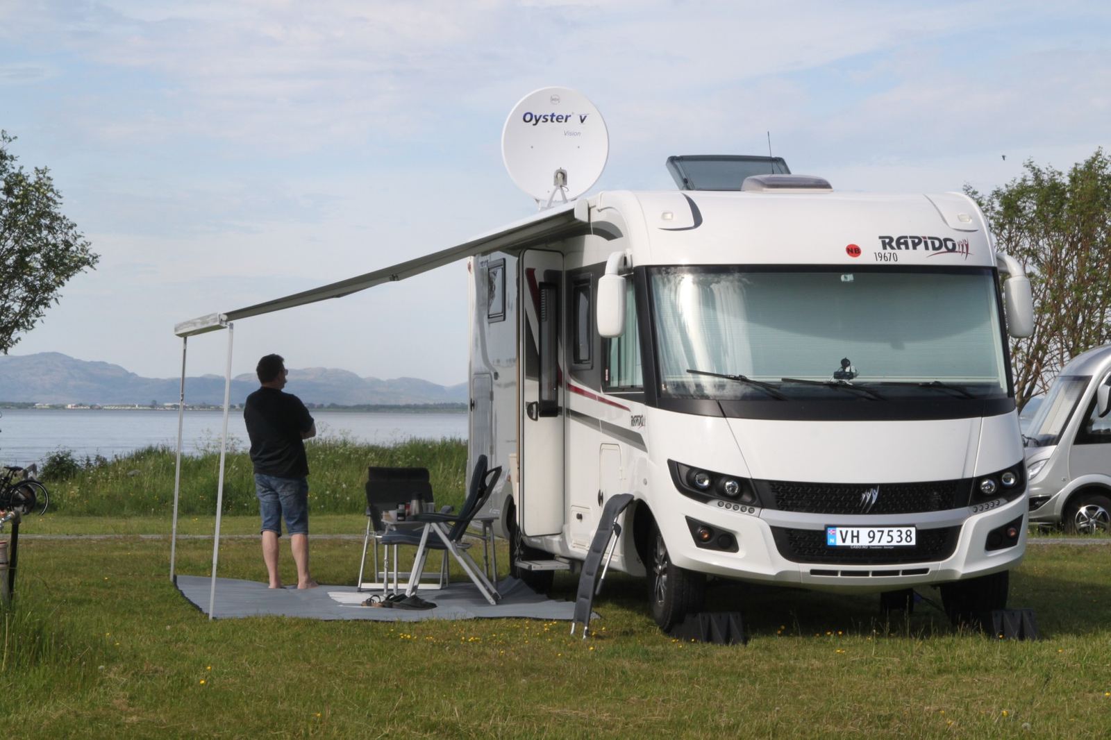Bobil og campingvogn på Hegg Camping