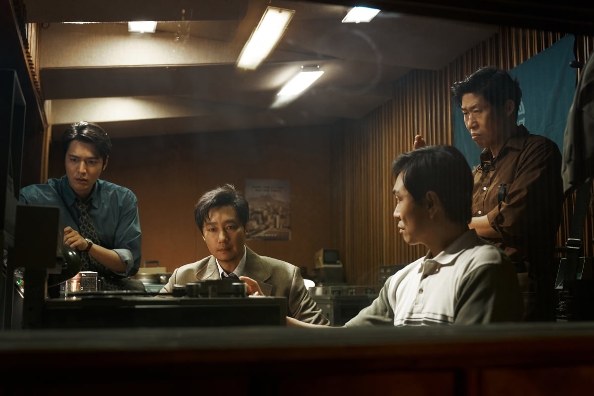 유해진·박해일 ‘암살자’, 논란 뚫고 330만 돌파… 손익분기점 넘긴 팩션의 저력 현장 보도
