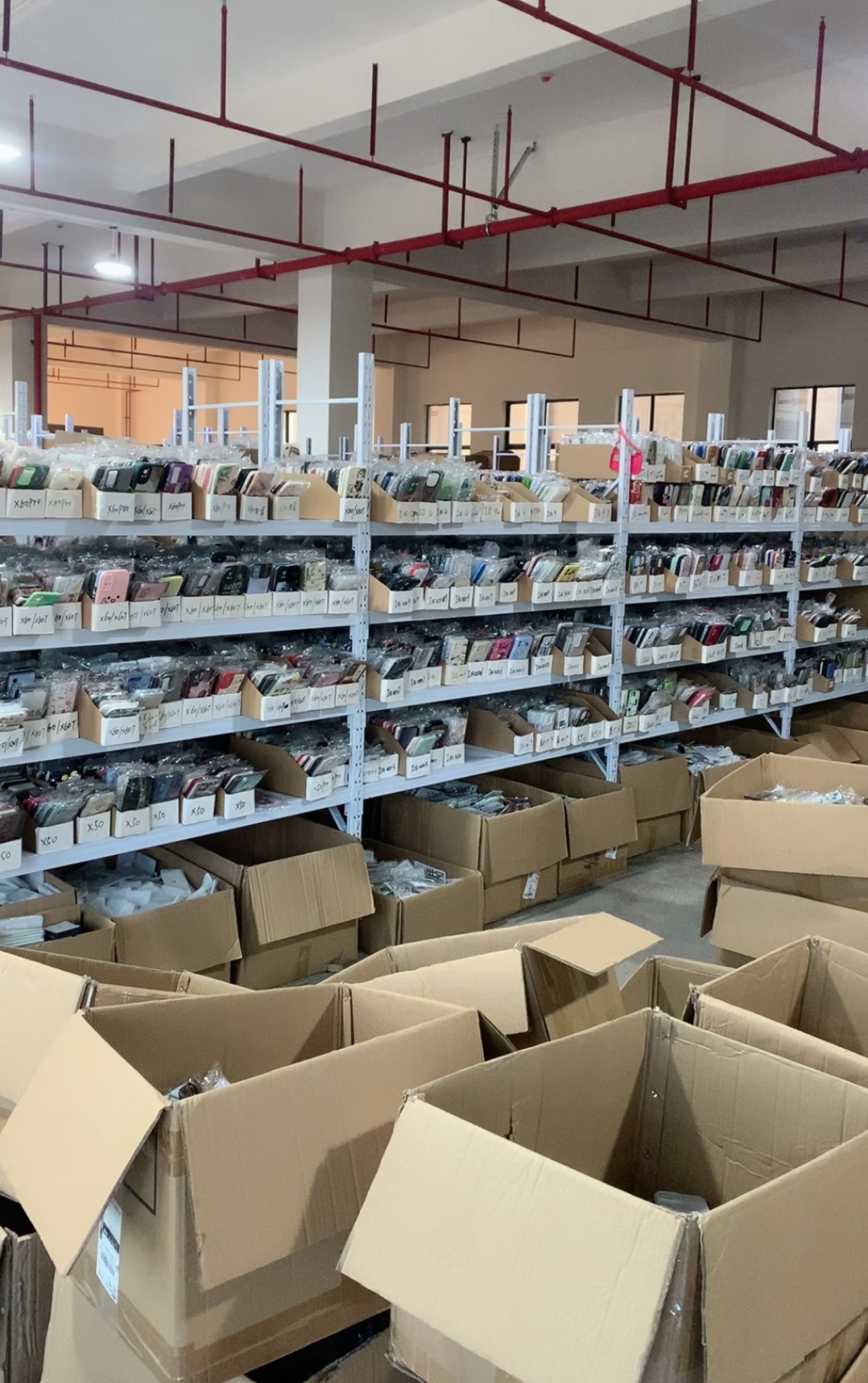 Estanterías de almacén con fundas separadas en cajas identificadas
