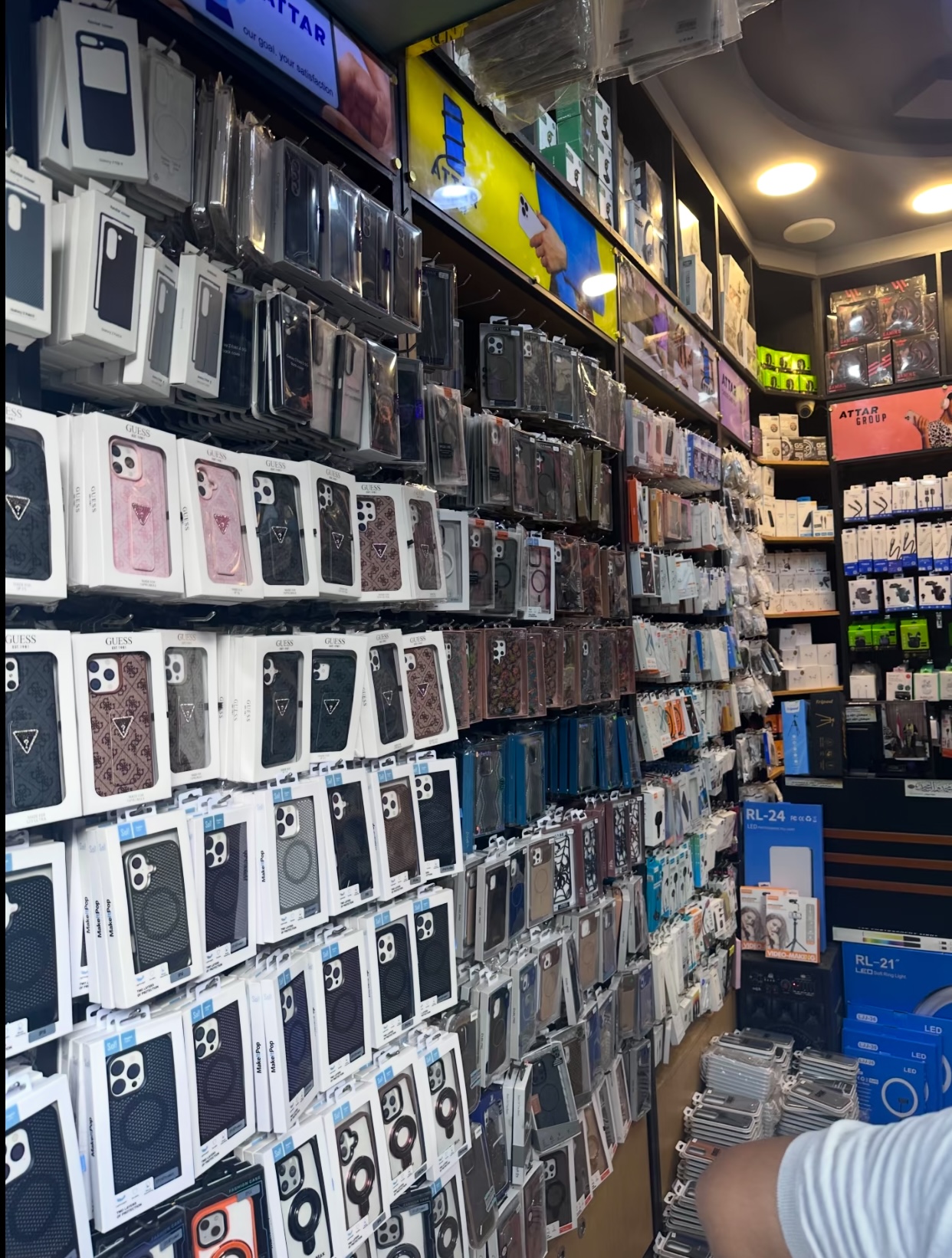 Fundas con empaque de venta en una tienda de accesorios