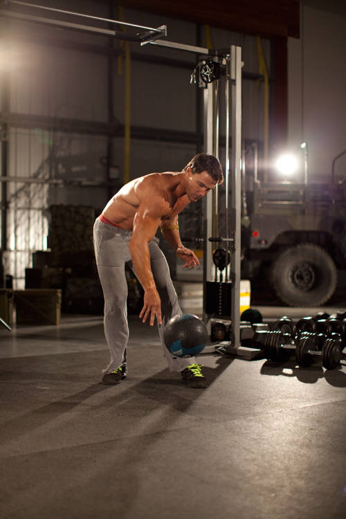 One-Arm Medicine Ball Slam reference position 2