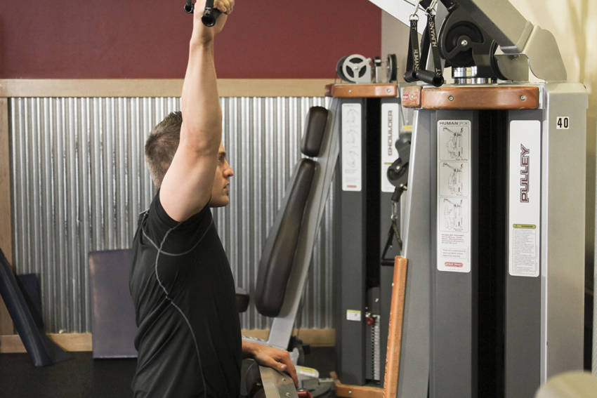 One Arm Lat Pulldown reference position 1