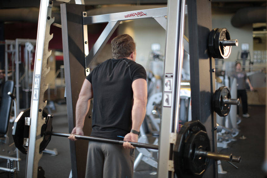 Smith Machine Behind the Back Shrug reference position 2