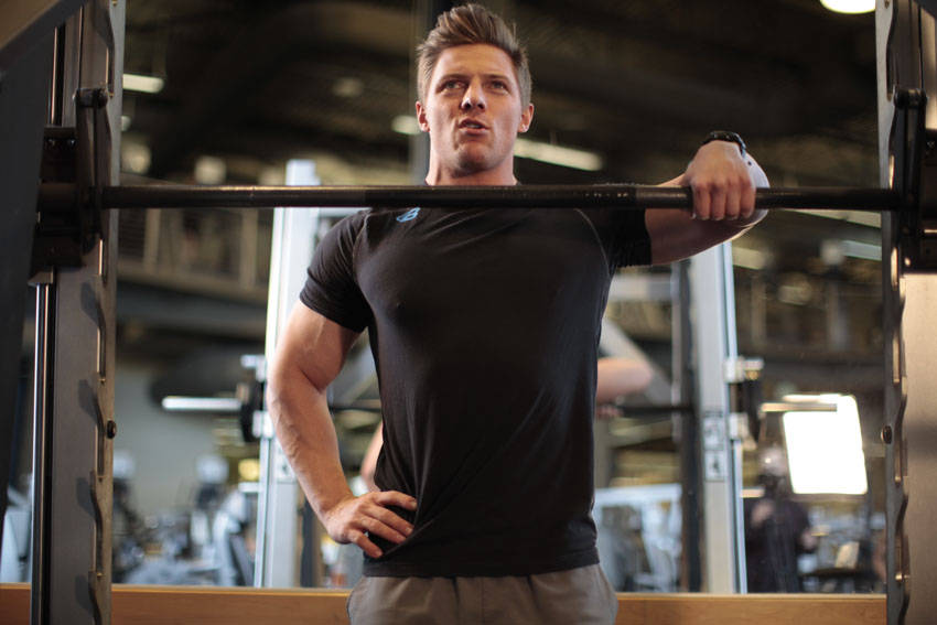 Smith Machine One-Arm Upright Row reference position 2