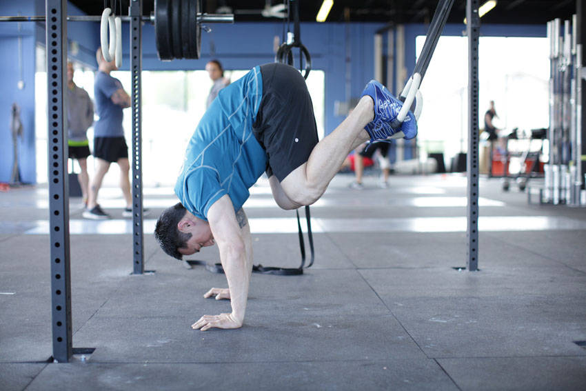 Suspended Reverse Crunch reference position 2