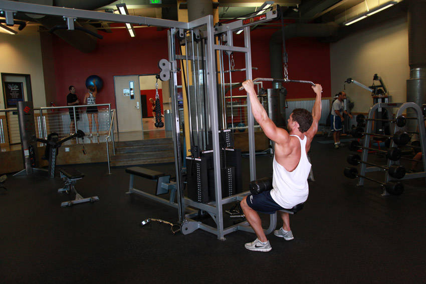 Wide-Grip Lat Pulldown reference position 1