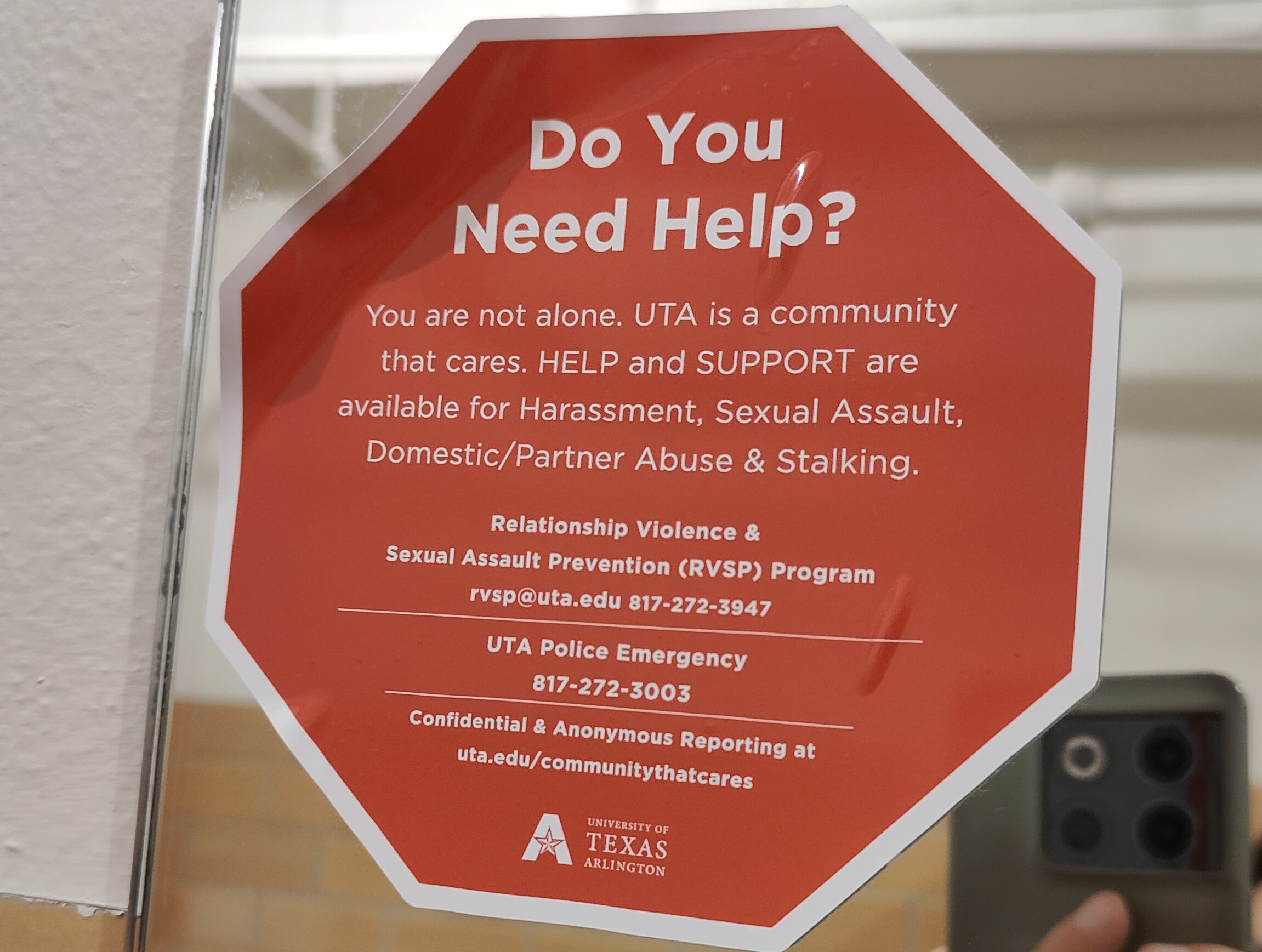 UTA 的洗手间里的 Do You Need Help 宣传贴纸