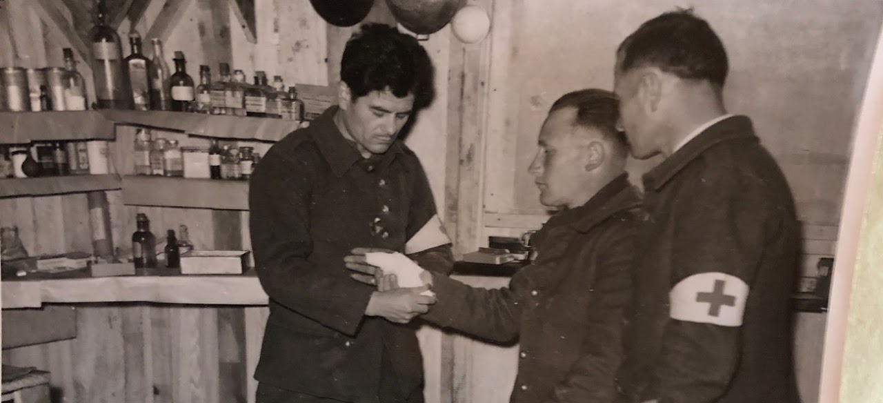 Un légionnaire se fait panser à l'infirmerie de la Légion, photo originale