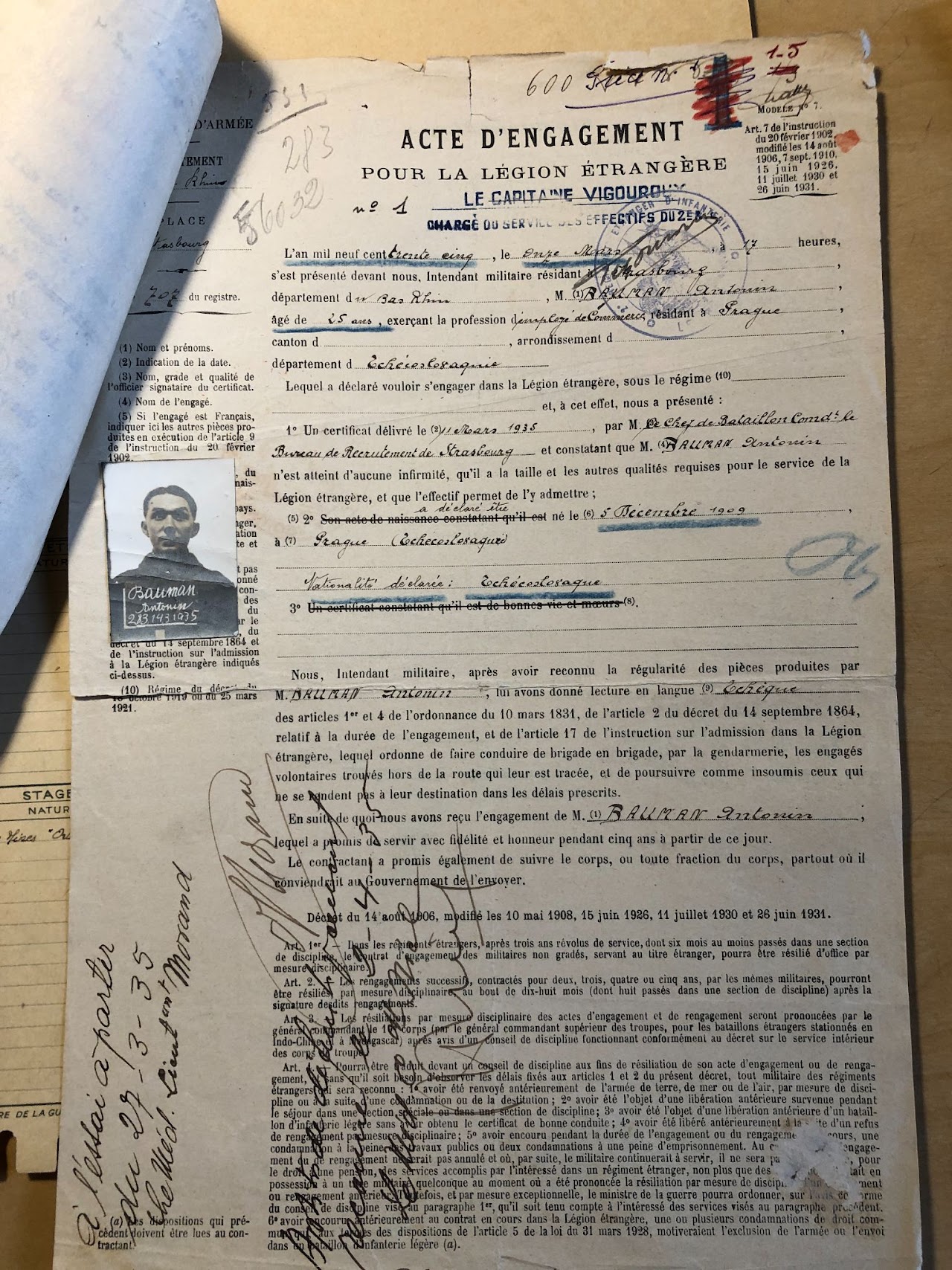 Acte d'engagement pour la Légion étrangère au nom de Bauman Antonin, né le 5 décembre 1909 à Prague, avec photographie d'identité