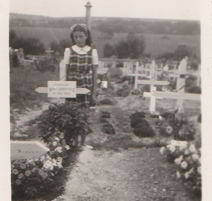 Mireille Jabouille devant la tombe de son père, cimetière de Saint-Germain-sur-Meuse, 1948