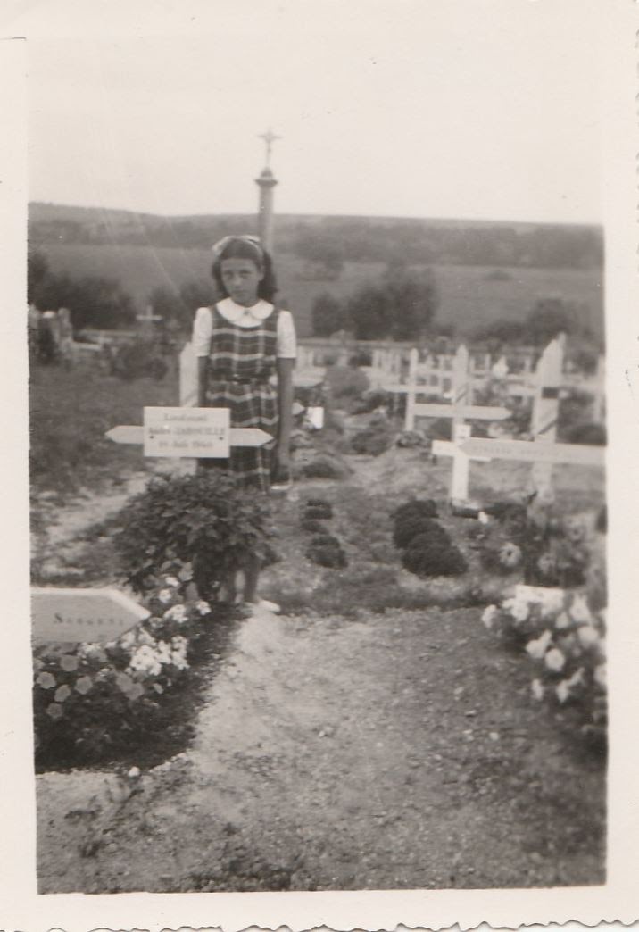 Mireille Jabouille devant la tombe de son père, cimetière de Saint-Germain-sur-Meuse, 1948