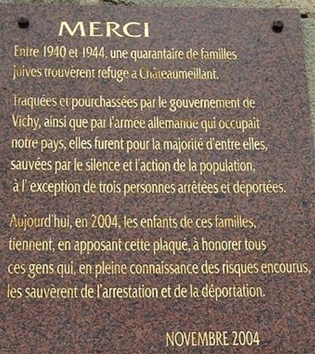 Plaque commémorative « Merci » à Châteaumeillant, posée en 2004 en hommage aux habitants ayant sauvé des familles juives