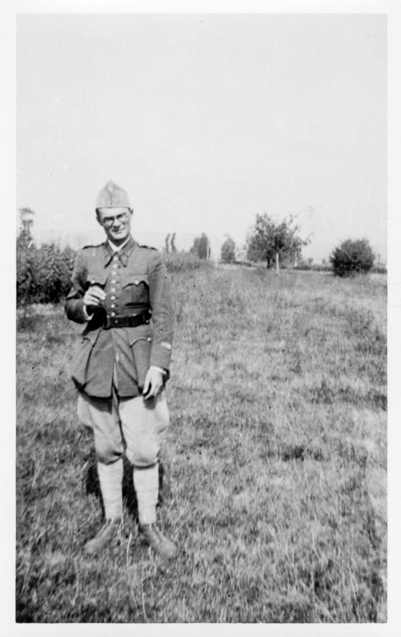 Henri Lamor en uniforme, dans un champ