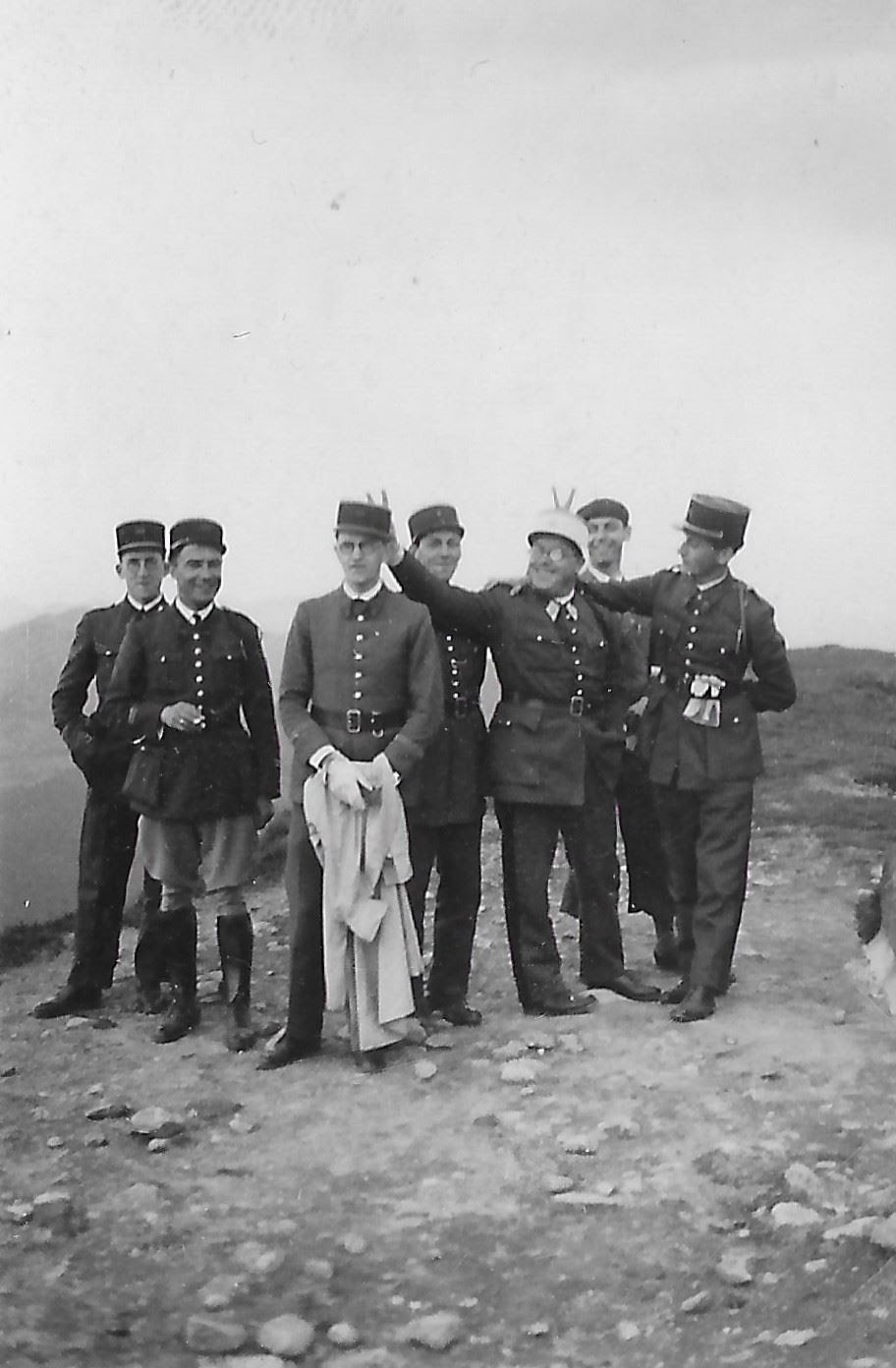 Le capitaine Magne avec des officiers et sous officiers du 11è REI
