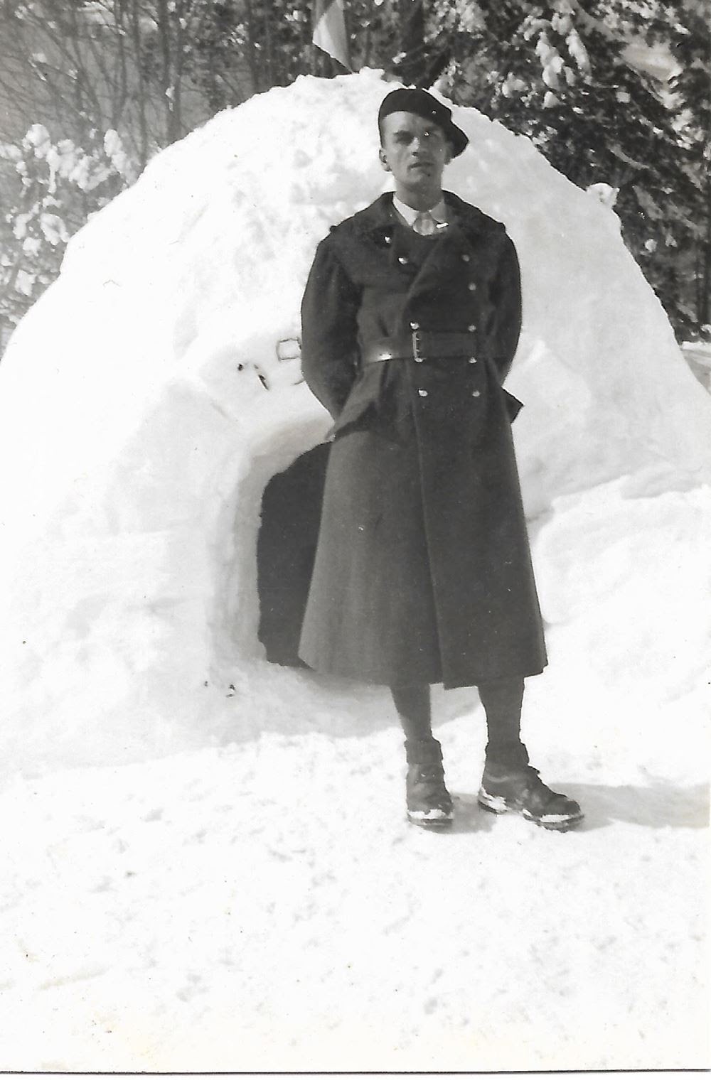 Henry Jules Metman devant un igloo, février 1940
