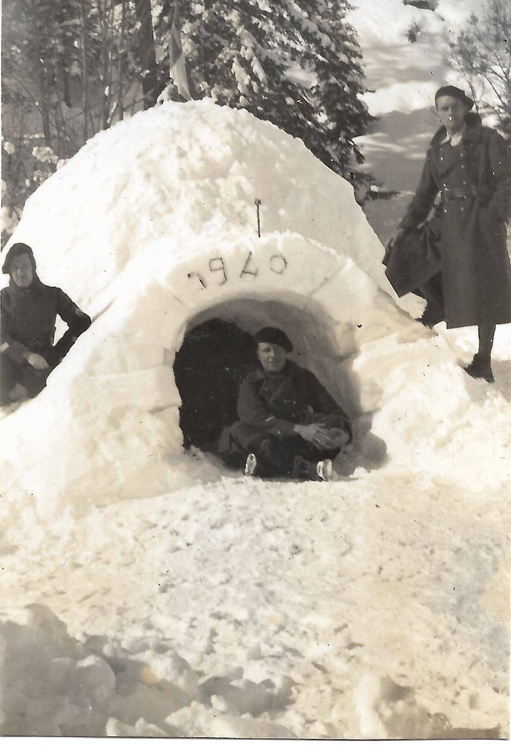 Henry Jules Metman devant un igloo, février 1940