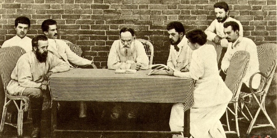 Léon Tolstoï entouré d'Ivan, Piotr et Grigori Raevski