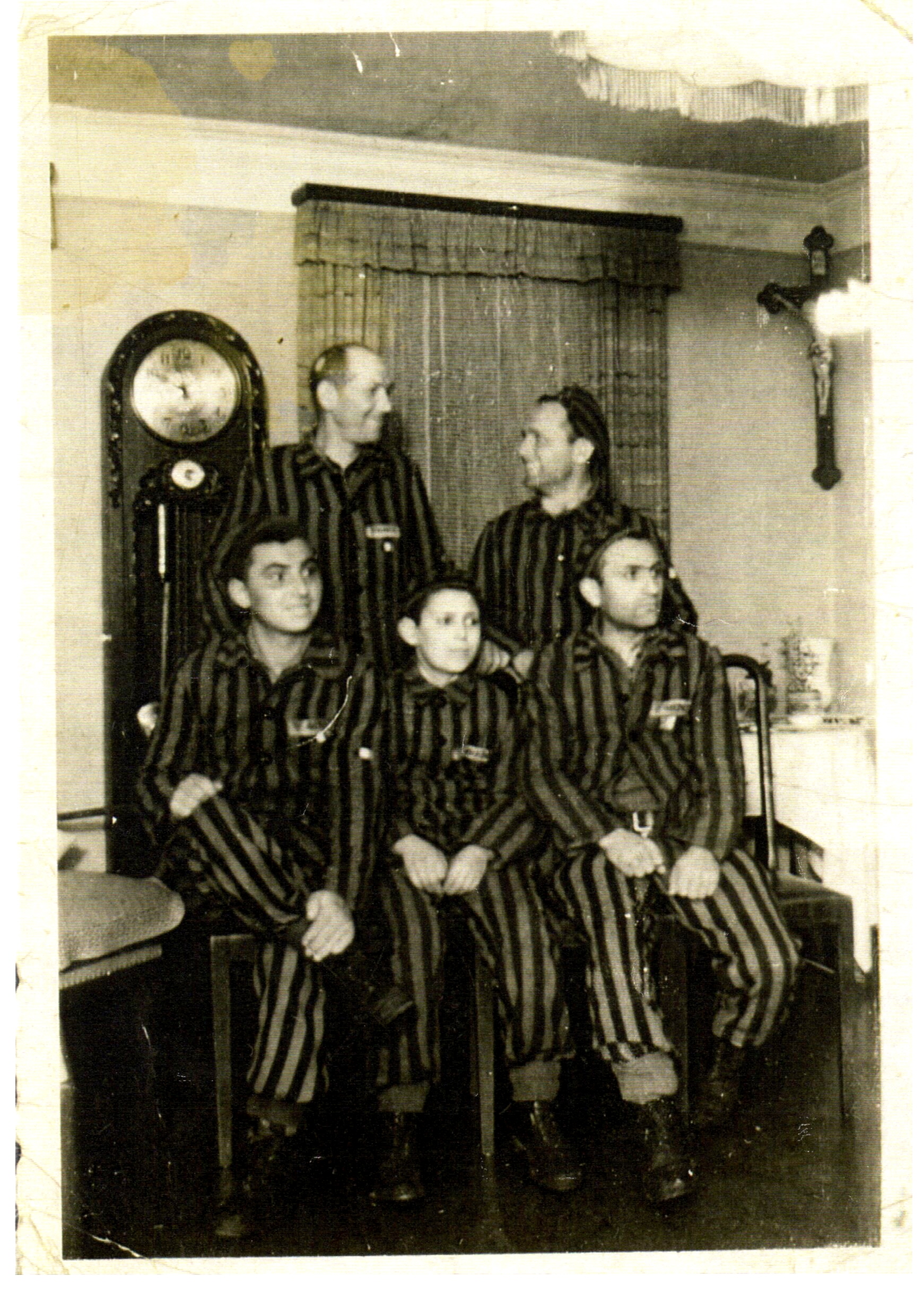 Groupe d'anciens déportés en tenue de camp