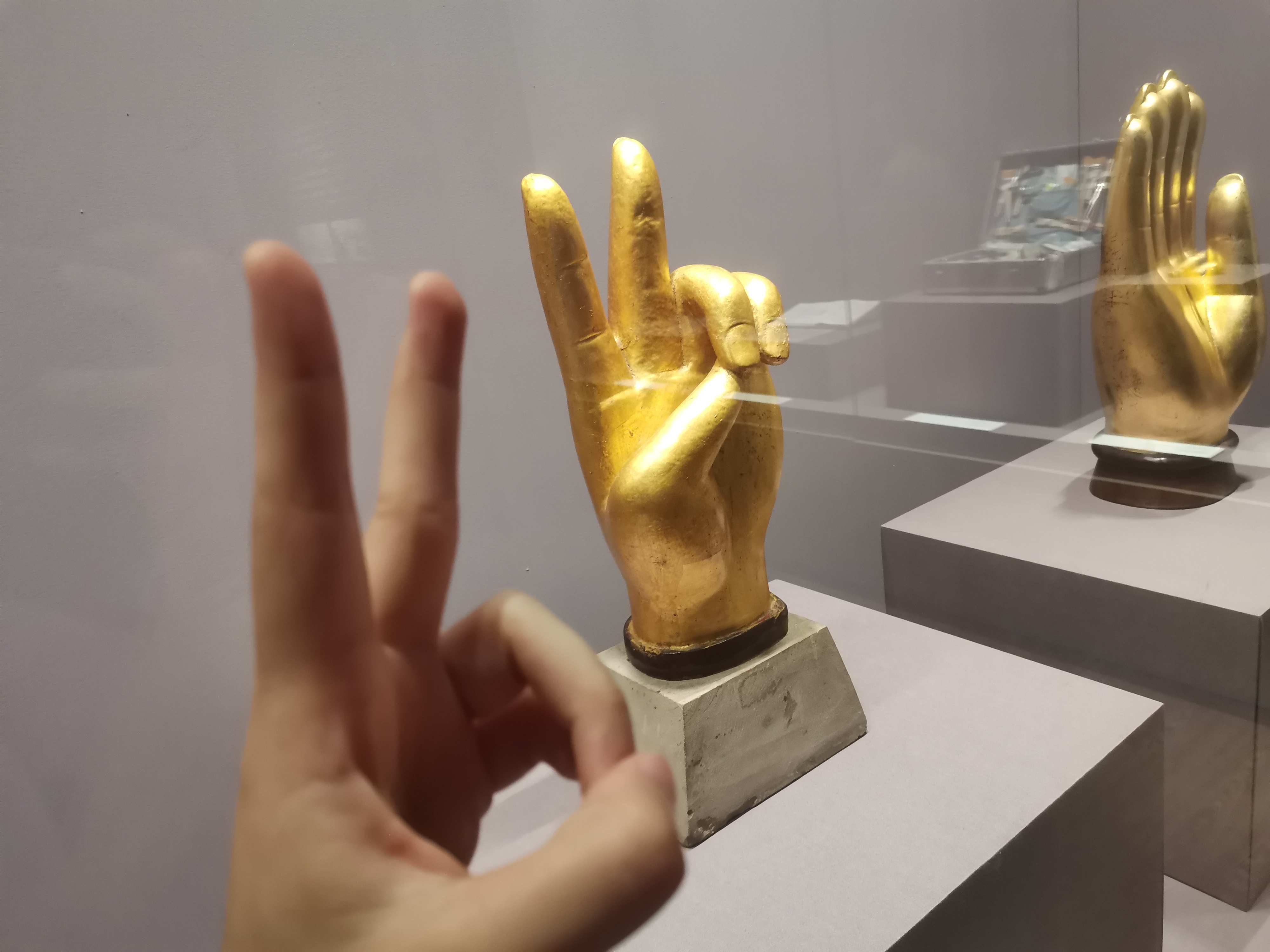 与千手观音（的手）合影