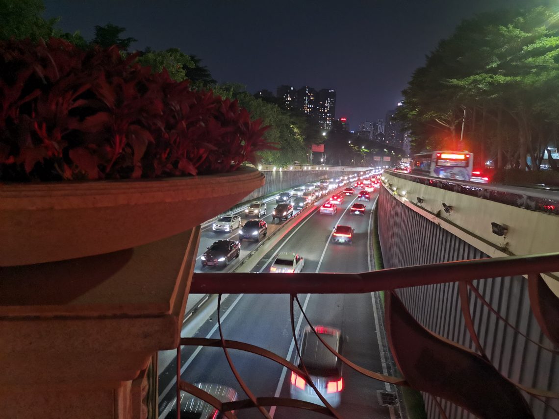 放假前一晚的车流